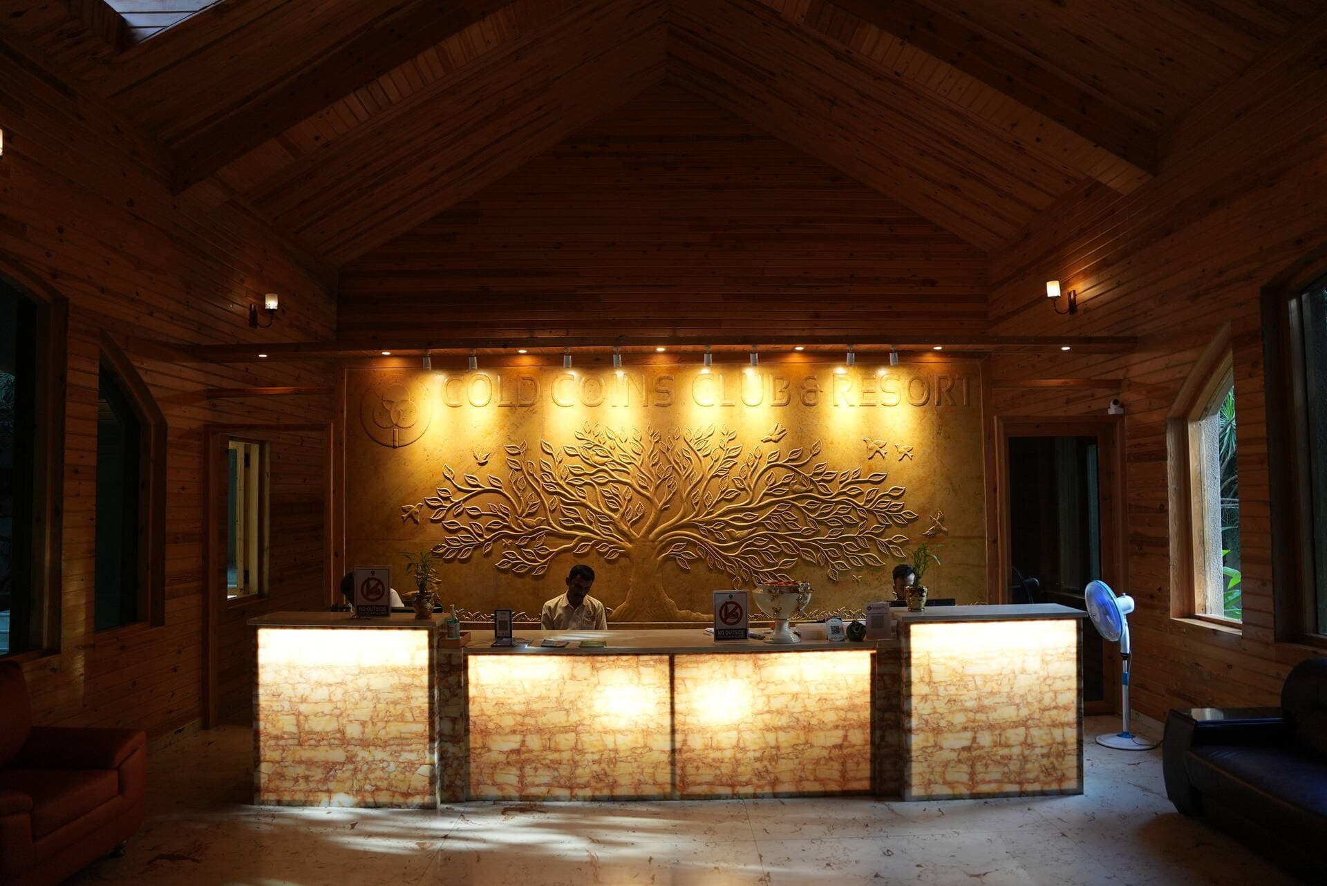 Guest at the reception counter talking to a member of the resort team