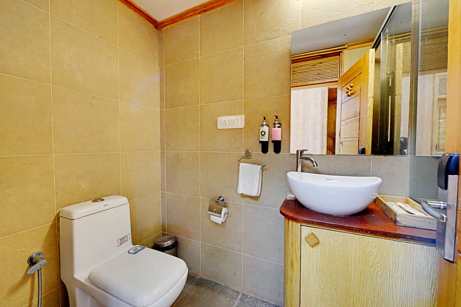 Aqua Room bathroom with shower, hot water and towels ready for a day at the pool